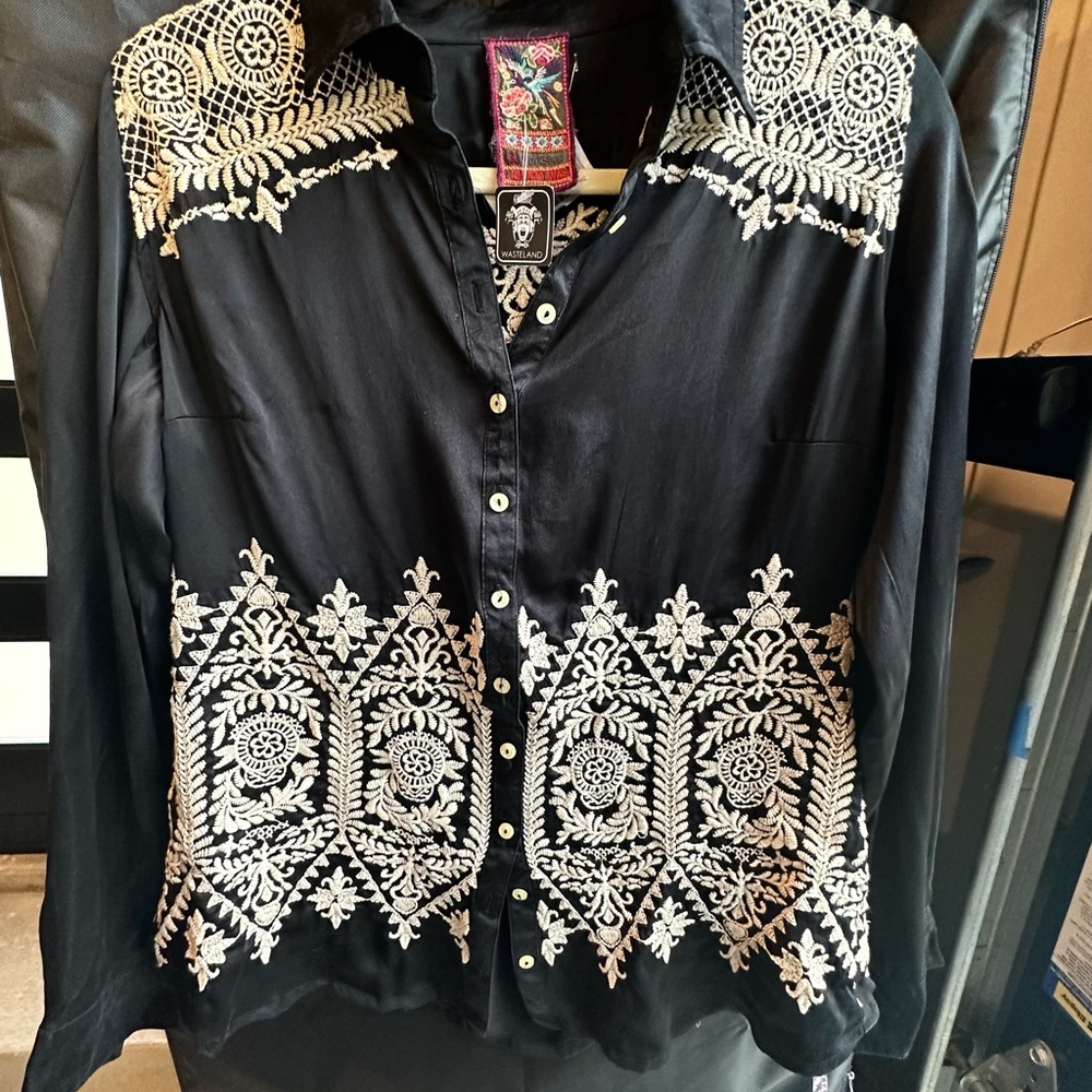 “Wasteland” Black and White Embroidered Blouse. 100%silk NWT. XS $45
